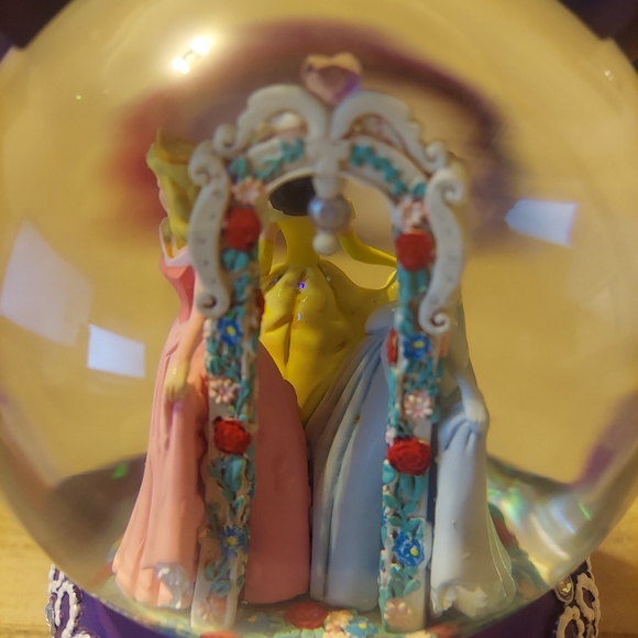 Disney Princesses Snow Globe 1952 "Once Upon A Dream" - Picture 5 of 8
